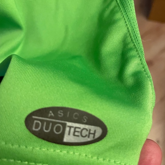 ASICS sleeveless workout shirt , size L - Picture 4 of 4